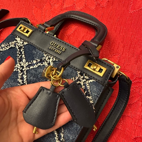 Guess handbag - Picture 2 of 8